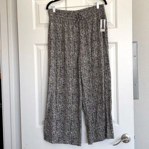 NWT black and white chevron cropped flowy pants